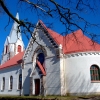 Kalvs fina kyrka som ligger vid Kalvsjön.
