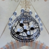 Den enkla men otroligt vackra ljuskronan i korvalvet är medeltida.