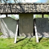 Gamla gravstenar, enkla, den till höger har dödsdatum 1712. 