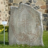 Jarlabankestenen vid Vallentuna kyrka, 6 maj 2006. Foto: Åke Johansson.