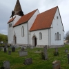 Kyrkan sedd från kyrkogården.