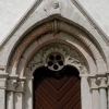 En rikt ornamenterad och bemålad portal. 