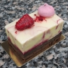 HallonLakrits: Vit choklad mousse med hallon rippel ovanpå hallon & lakrits tryffel och chokladbotten.