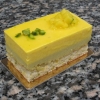 MangoPistage: Mango & Lime mousse ovanpå pistagecréme och mandel/pistage maräng.