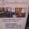Reklamaffisch på utsidan.