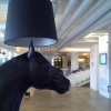 ett café med en hästlampa