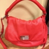 Röd skinnväska från Marc Jacobs. Den säljes för 1.995:--