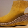 Gult är fint!
Snygg kilklack i mocka med peeptoe från Gardenia
Ord. pris 1599:-
Nu endast 799:-