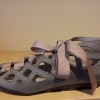 Från Rules By Mary kommer denna fina sandal i grått med tjusig snörning
Ord. pris 1099:-
Nu endast 549:-