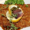 Wienerschnitzel på kalv med kapris,ansjovis,citron och rödvinsås