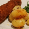 Ost- och skinkfylld schnitzel med stekt potatis och rödvinsås
