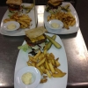 Hamburgare på högrev 
Serveras med Cole slowe sallad och ost samt pommes och egen slagen majo.