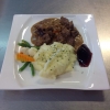 Hjortgryta med vinbärsgelé och potatispuré .