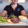 Sugen på kött? Fisk? Pasta? Vi har alltid flera lunchalternativ varje dag. Välkommen in till oss på Viktors - för en lunch helt i din smak!
