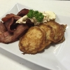 Raggmunk med stekt fläsk och coleslaw 
(Ekoraggissar & fläsket är från svenska gårdar)