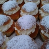 På tisdag är det den här bullens dag.. underbart gott. Men mumsig mandelfyllning och len krämig grädde på en kardemumma bulle. Bagarn med personal gör nya semlor under hela dagen, fram till kl 18.00. Välkommen.