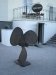 En gammal båtpropeller framför entrén