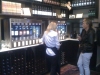 Gästerna får vintips vid vin-automaten.