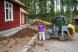 Vi fyller upp innanför muten lite fin matjord bara