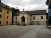 Huvudingång med många trappsteg Juli 2010