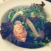 Grön vegansk sallad med quinoa och edamame