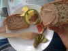 Surdegsbröd med anklevermousse.