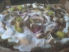 Kebabpizza med blandad sås i närbild.