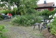Sommartid kan man njuta på den fina bakgården.