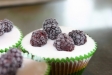 Björnbärsmuffins med frosting & björnbär