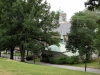 I gröna lummiga kullar ligger kyrkan mjukt Juli 2010