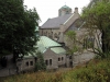 I gröna lummiga kullar ligger kyrkan mjukt Juli 2010