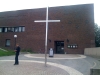 Kyrka inklusive kors och präst. 