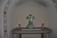I nedervåningens lillkyrka ett fint litet kors av José Samson