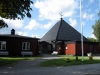 Kyrkan är helt byggd i trä som rödmålats