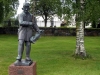 Vid kyrkan finns en staty av Gås-Anders skapad av Bror Hjorth. Juli 2009