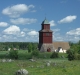 kyrka och klockstapel i landskap 