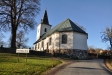 Vägen stryker alldeles runt grunden på kyrkan