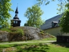 Runt kyrkan är det grön och vackert.