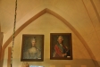 Porträtt i vapenhusets övre del