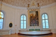 Altartavlan är målad 1845 av konstnären Sven Gustaf Lindblom
