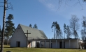 Skogskyrkan ligger på kyrkogården