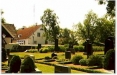 utsikt från kyrkan. Församlingshemmer till vänster och den vita prästgården i mitten.