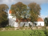 Kyrkan i sommardräkt.