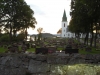 Kyrkan i Ljungskile med havet som bakgrund.