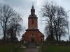 Kyrkan sett från parkeringen.