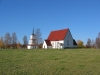 Klarblå hösthimmel välver sig över sidensjötemplet