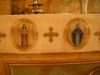 Altarbrun med vackert broderade figurer