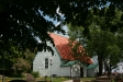 Lundby gamla kyrka i trädens skuggor
