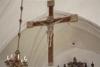  På kullen norr om kyrkan står klockstapeln.
