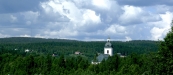 Utsikt mot Arnäs kyrka när man kommer norrifrån på E4:an (juli 2003).